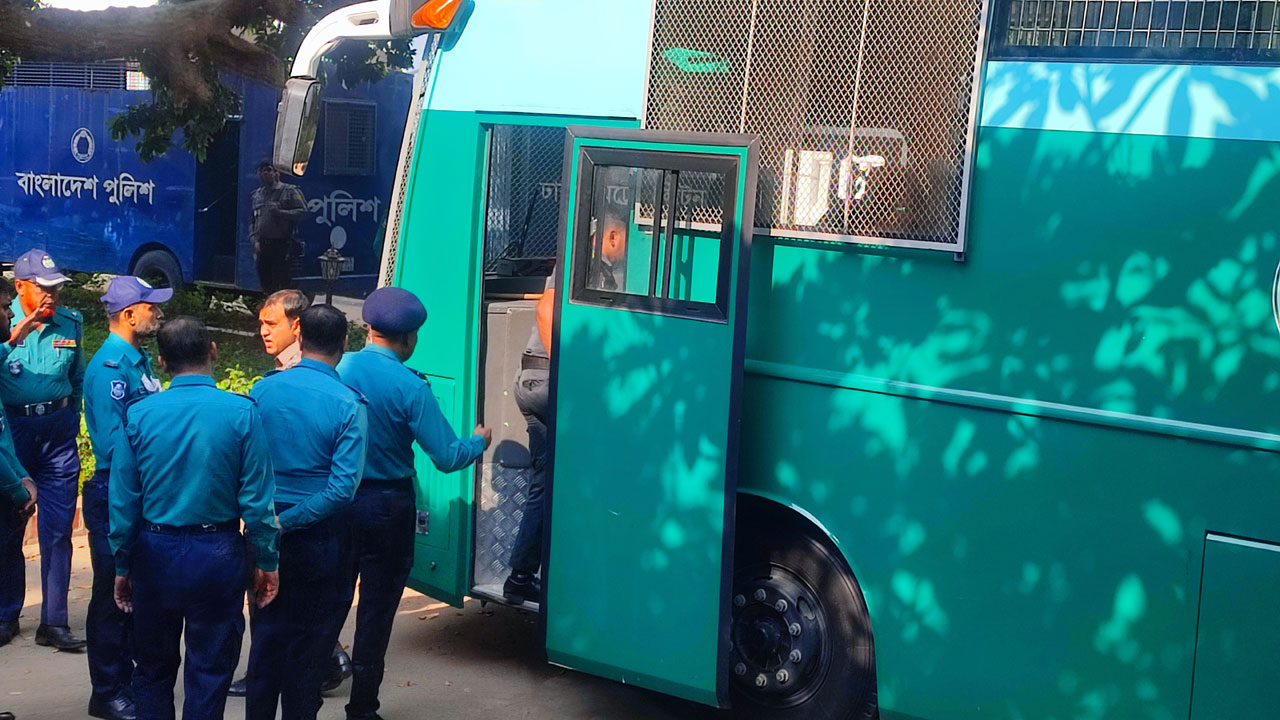 রামপুরায় ২৮ হত্যাকাণ্ড: প্রিজনভ্যানে ট্রাইব্যুনালে হাজির দুই সেনা কর্মকর্তা